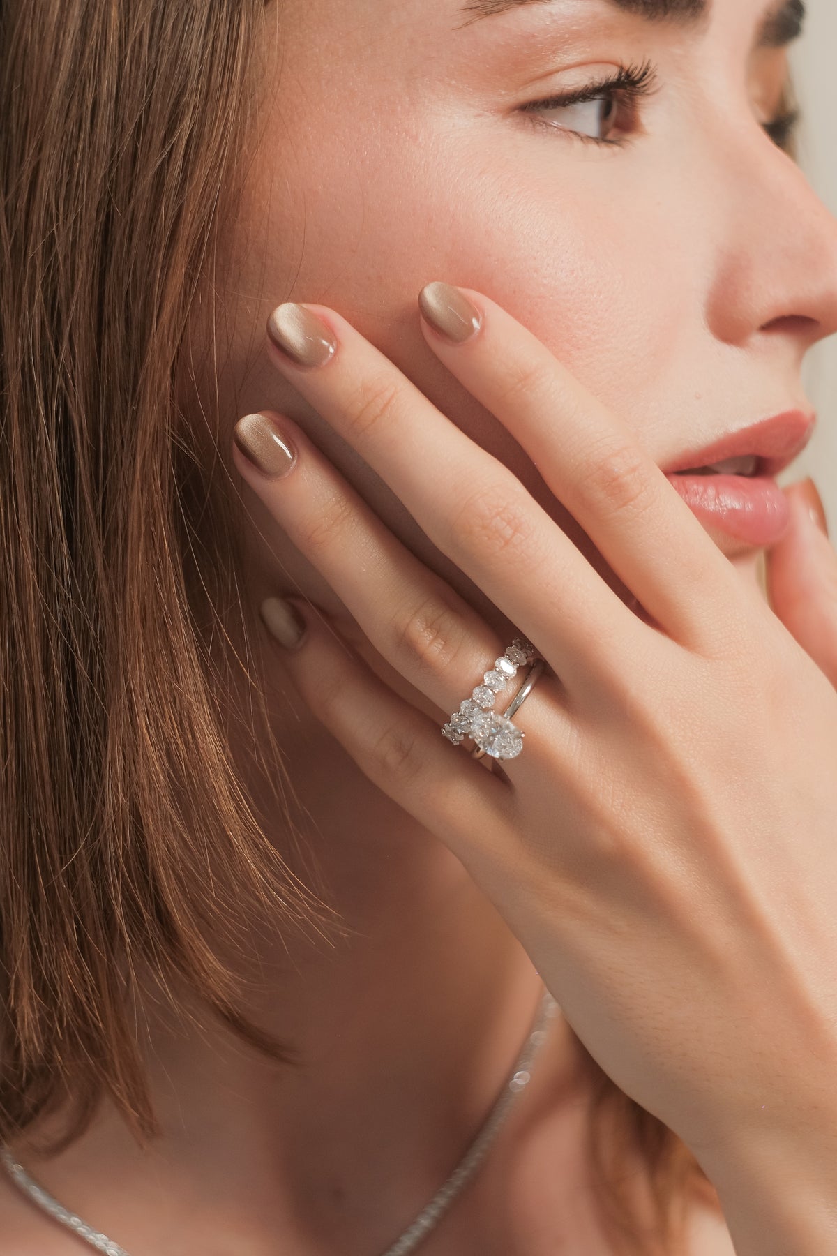 The Oval Solitaire White