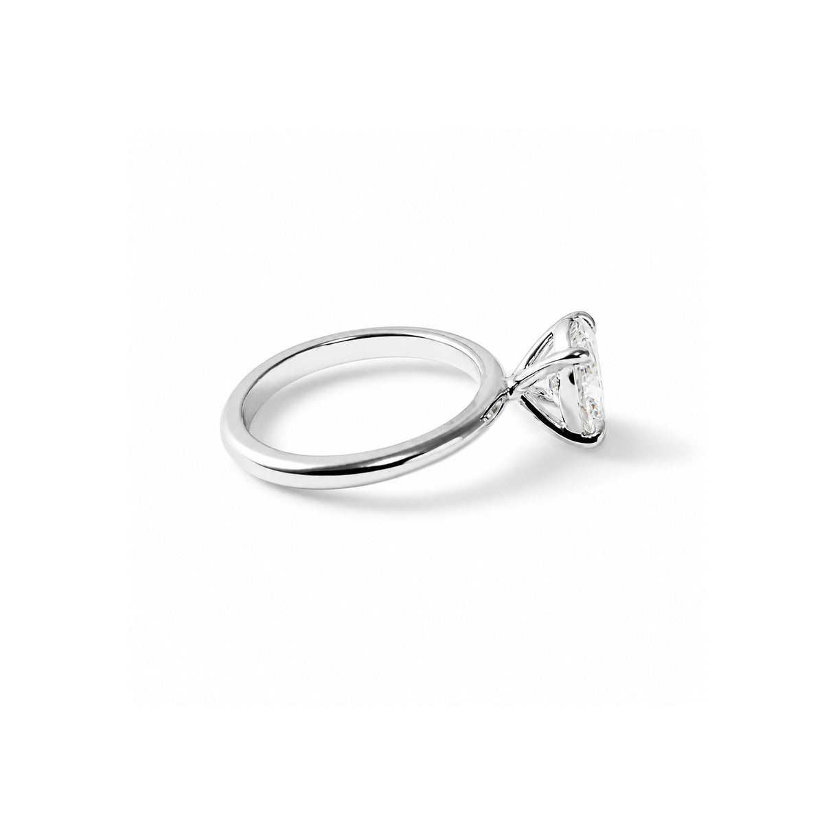 The Oval Solitaire White